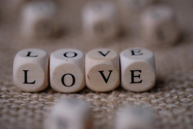 concept de mot d'amour sur des blocs de cubes en bois sur fond de toile de jute