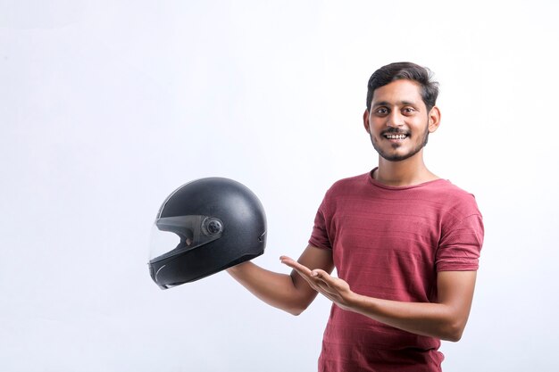 Concept de moto Jeune homme avec un casque noir sur fond blanc.