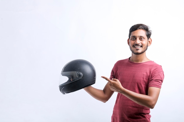 Concept de moto Jeune homme avec un casque noir sur fond blanc.