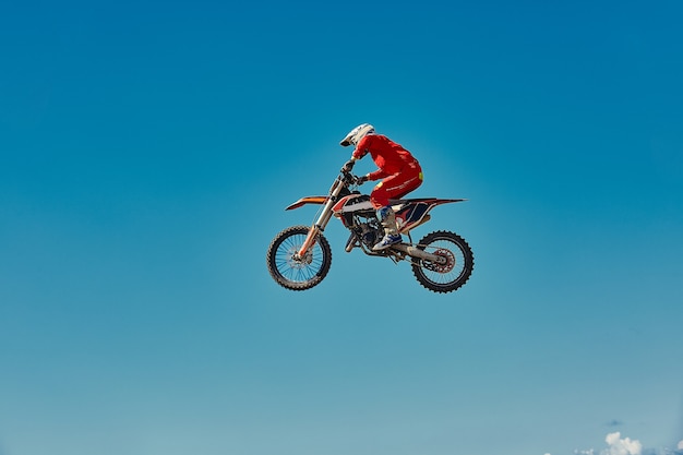 Concept de motocross, le motard part en hors route pour faire du ski extrême.