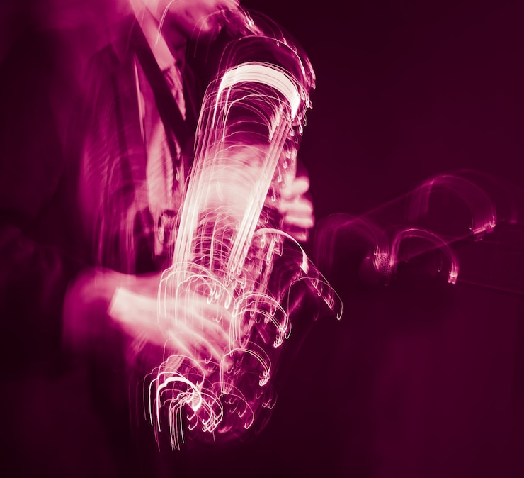 Photo concept de musique jazz. joueur de saxophone sur scène. le saxophoniste devient fou. image floue de mouvement abstrait.