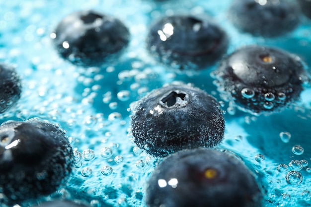 Photo concept de myrtille de fruits frais d'été dans l'eau