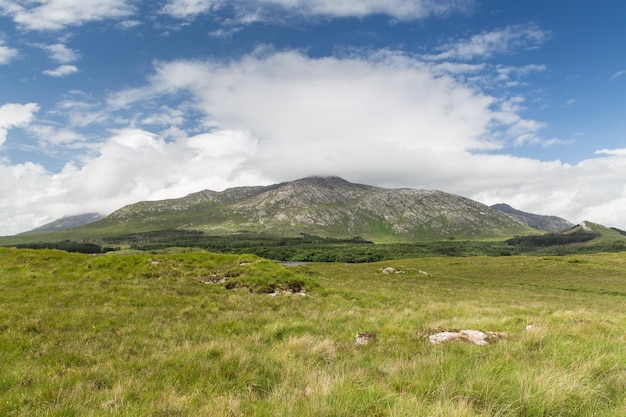 concept nature et paysage - vue sur la plaine et les collines du connemara en irlande