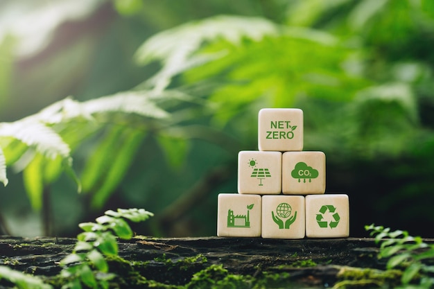 Concept net zéro et neutre en carbone .cubes en bois avec icône NetZero. Gaz à effet de serre net zéro