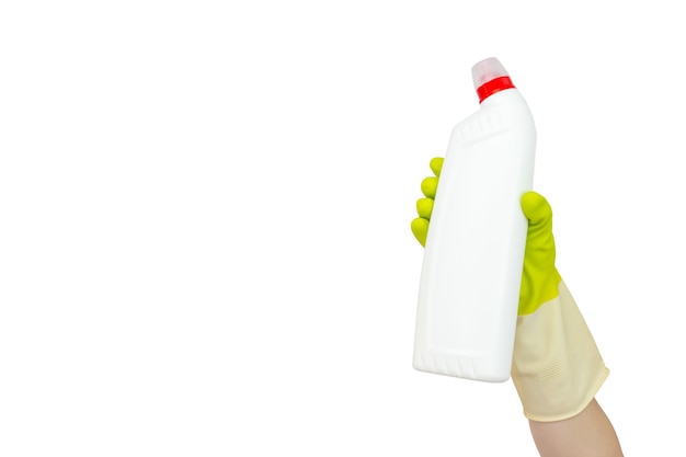 Concept de nettoyage de printemps. Vue de dessus de la main dans des gants en caoutchouc jaune tenant une bouteille blanche avec un détergent liquide. Concept de fournitures de nettoyage. Concept de désinfection ou d'hygiène sur l'épidémie de coronavirus.