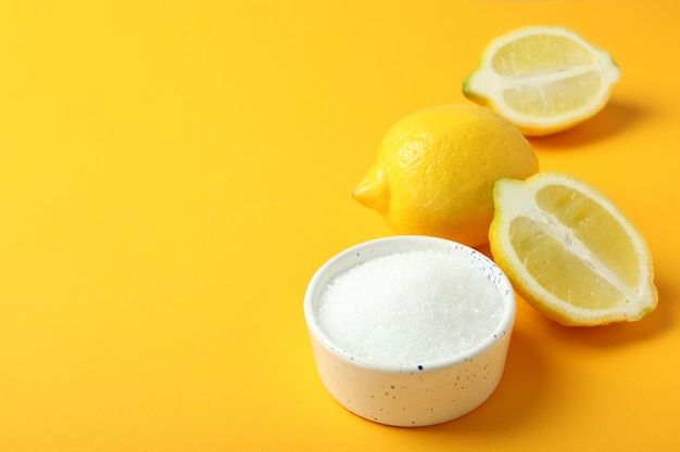 Concept de nettoyants ménagers à l'acide citronné