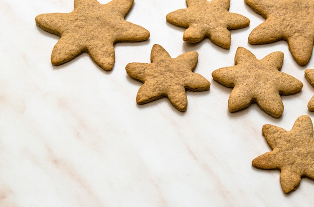 Concept de Noël avec des biscuits faits maison dans la cuisine