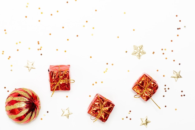 Concept de Noël Composition de décorations de Noël festives avec des boules d'or rouge et une boîte cadeau