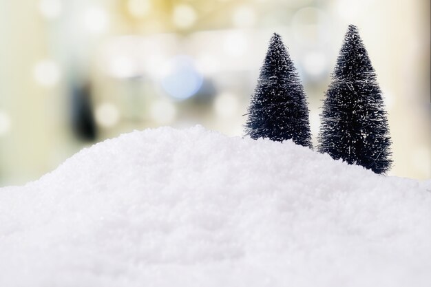 Concept de Noël. Décoration de Noël, cône de pin sur la neige avec fond de ciel. Flou artistique, lumière lente (mise au point sélective).