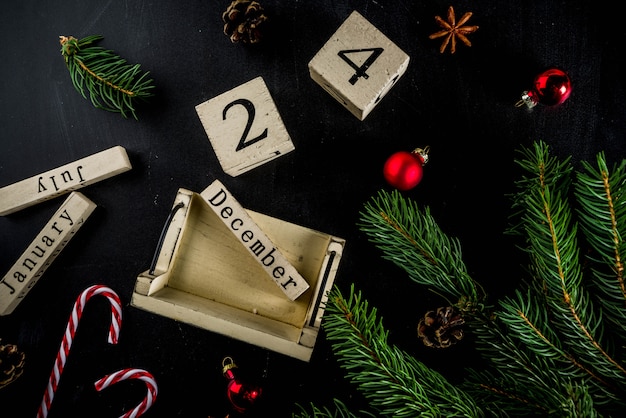 Photo concept de noël avec des décorations, des branches de sapin, avec calendrier le 24 décembre