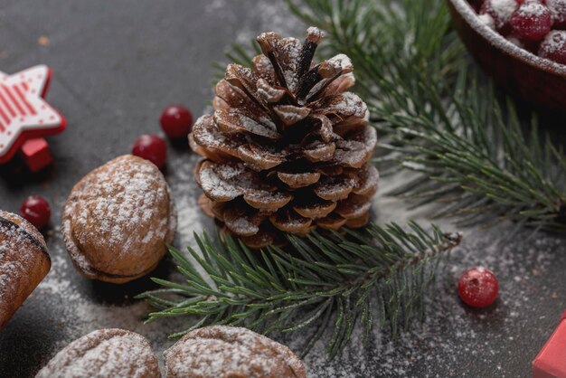 Concept de Noël et du nouvel an avec des décorations d'arbres de Noël cannelle et pommes de pin