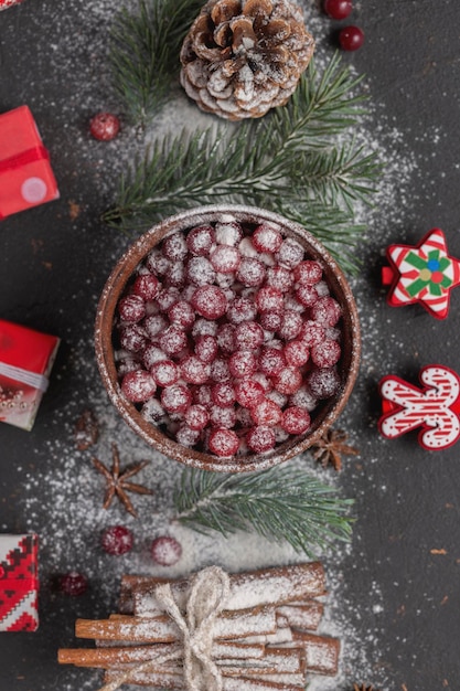 Concept de Noël et du nouvel an avec des décorations d'arbres de Noël cannelle et pommes de pin