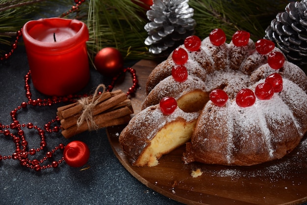 Concept de Noël et du nouvel an Délicieux gâteau au citron avec des cerises rouges et du sucre en poudre