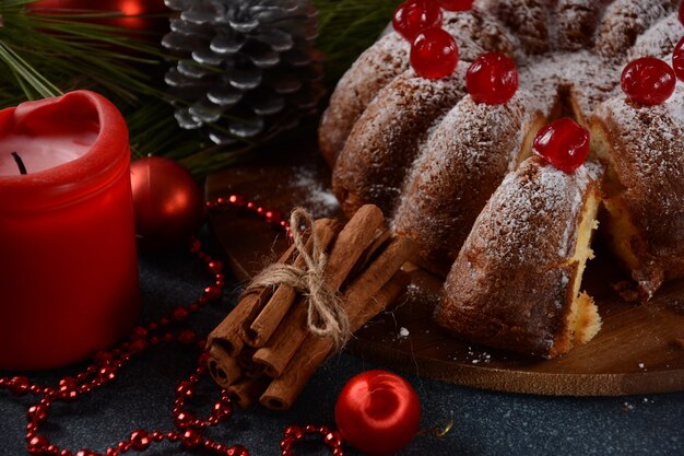 Concept de Noël et du nouvel an Délicieux gâteau au citron avec des cerises rouges et du sucre en poudre