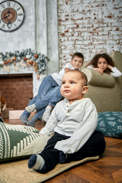 Concept de Noël et enfants en attente d'un miracle.