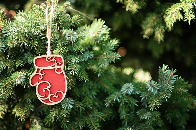 Concept de Noël Fond de vacances. Jouet en bois rouge sur des branches d'arbres