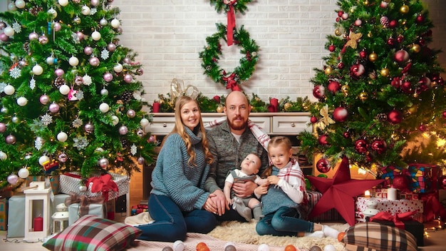 Concept de Noël heureux famille réussie se trouve dans le décor de Noël