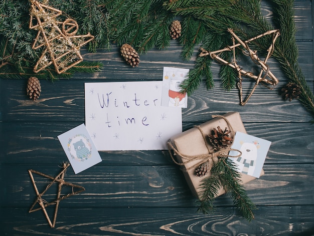 concept de Noël. jouets et cadeaux sur fond en bois