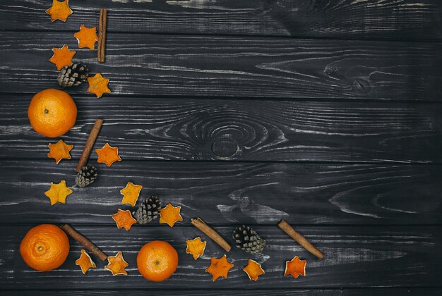 Photo concept de noël. mandarines sur fond en bois