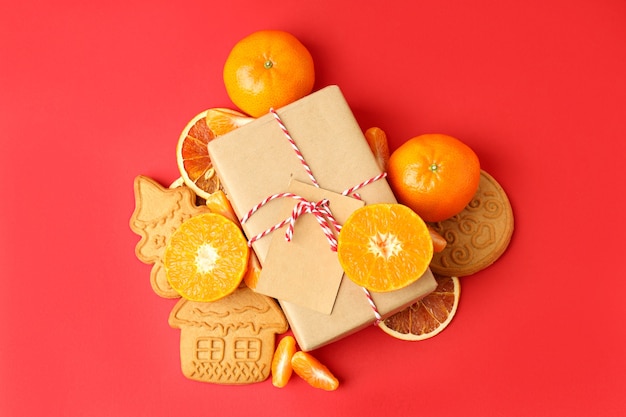 Concept de Noël avec des mandarines sur fond rouge