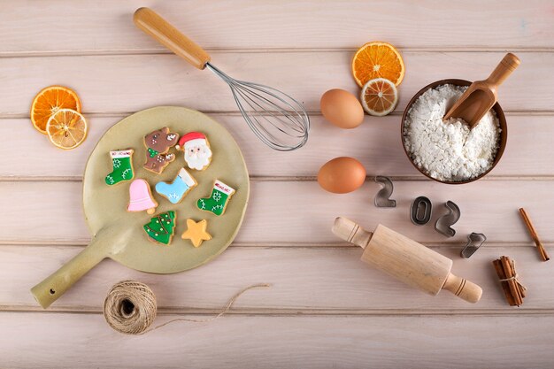 Photo concept de noël avec mise en page décoré composition de biscuits au sucre glace. copier l'espace pour le texte
