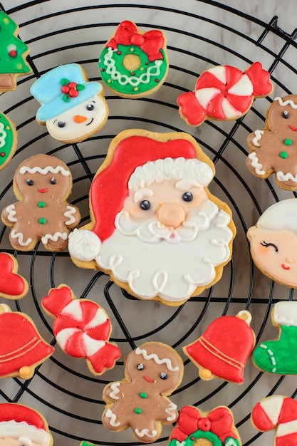 Concept de Noël avec mise en page Décoré Composition de biscuits au sucre glace. Vue de dessus