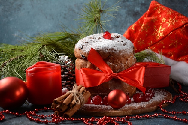 Concept de Noël et nouvel an gâteau de Noël italien Panettone