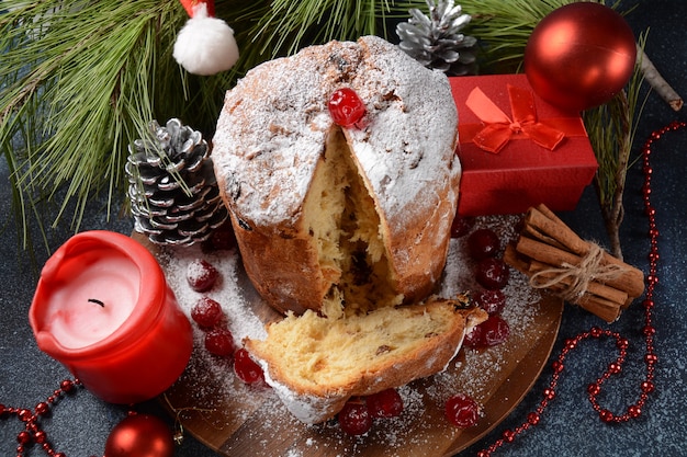 Concept de Noël et nouvel an gâteau de Noël italien Panettone