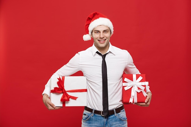 Concept de Noël portrait happy Santa christmas businessman excitant avec son cadeau sur fond rouge