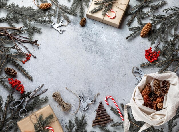 Photo concept de noël sans déchets décoration naturelle de noël et cadeaux fabriqués à la main sans plastique vue supérieure plate