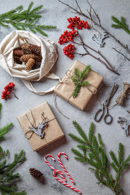 Concept de Noël sans déchets Décoration naturelle de Noël et cadeaux fabriqués à la main sans plastique Vue supérieure plate