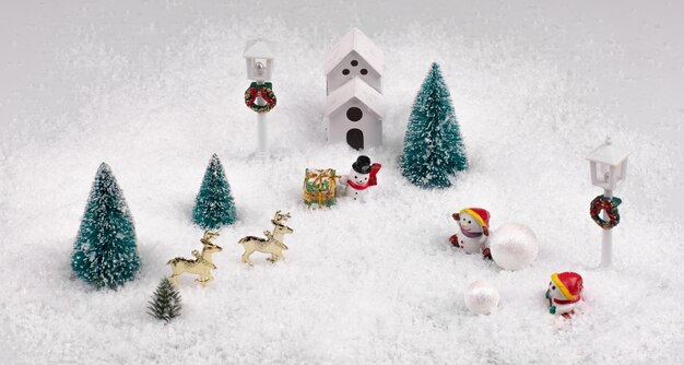 Concept de Noël sapins jouet et bonhommes de neige isolé sur fond blanc