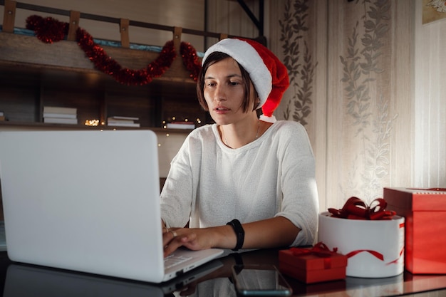 Concept de Noël shopping en ligne acheter des cadeaux félicitations sur Internet