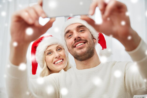 Couple Heureux Avec Un Cadeau De Noël Prenant Selfie Les Gens