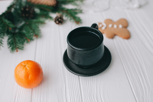 concept de Noël, wooman tenant café tasse