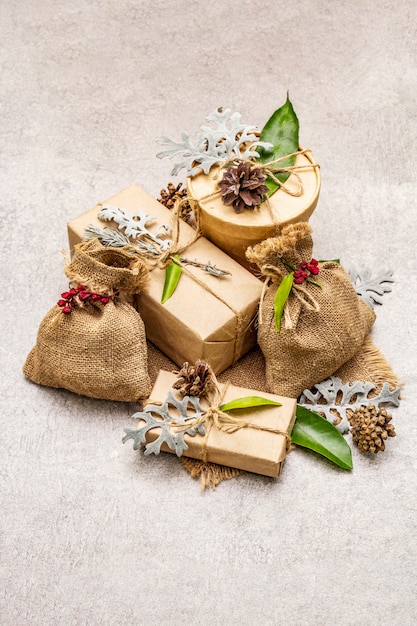 Concept De Noël Zéro Déchet. Emballage écologique Du Nouvel An. Boîtes De Fête En Papier Kraft Et Sacs Avec Différentes Décorations Organiques