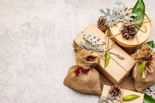 Concept de Noël zéro déchet. Emballage écologique du Nouvel An. Boîtes de fête en papier kraft et sacs avec différentes décorations organiques