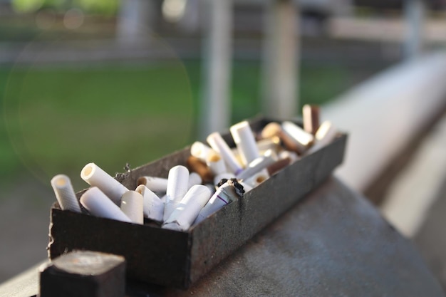 Le concept de nombreuses cigarettes cassées après avoir fumé. Mégots de cigarettes.