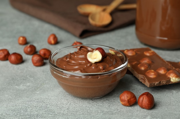 Concept de nourriture délicieuse avec de la pâte de chocolat sur une table texturée grise