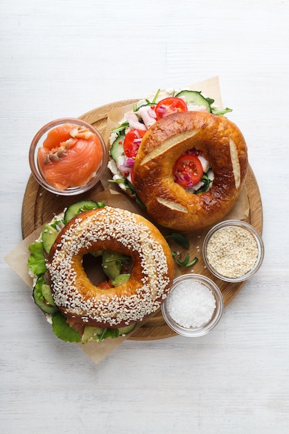 Concept de nourriture délicieuse sandwich bagel savoureux vue de dessus