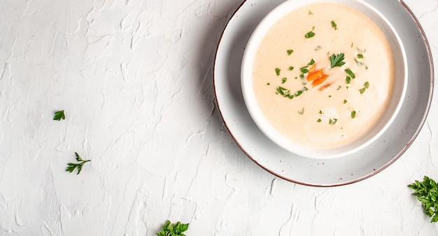 Concept de nourriture de désintoxication de régime Soupe à la crème de brocoli saine dans un bol sur fond clair Fond de recette de nourriture Gros plan