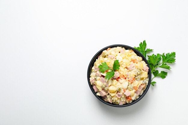 Photo concept de nourriture du nouvel an espace salade olivier pour le texte