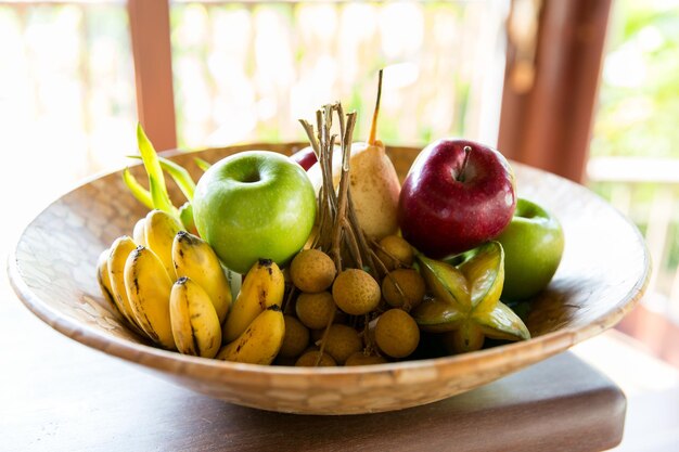 concept de nourriture, d'éco, de bio et de vacances d'été - nature morte aux fruits tropicaux exotiques