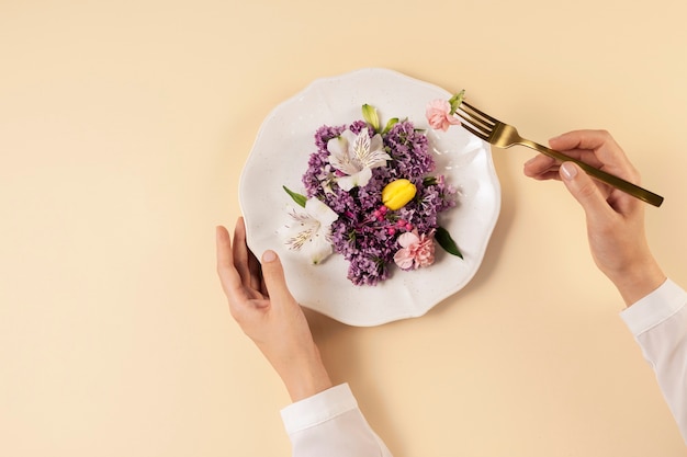 Photo concept de nourriture écologique élégant avec des fleurs sur la plaque