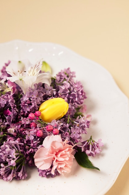 Photo concept de nourriture écologique élégant avec des fleurs sur la plaque