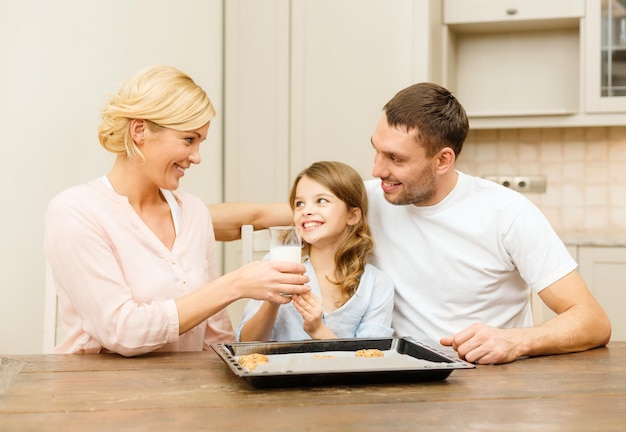 concept de nourriture, de famille, de noël, de bonheur et de personnes - famille heureuse dans la fabrication de biscuits à la maison