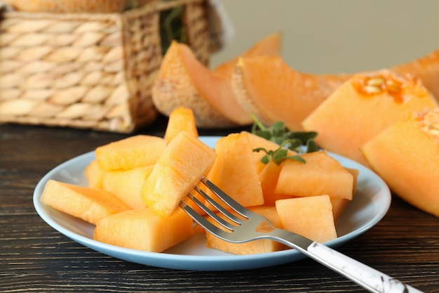 Concept de nourriture fraîche avec des morceaux de melon sur une table en bois rustique