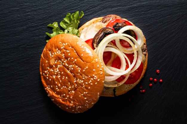 Concept de nourriture Hamburger fait maison sur plaque d&#39;ardoise noire avec espace copie