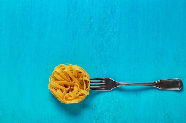 Photo concept de nourriture, pâtes sur un bleu