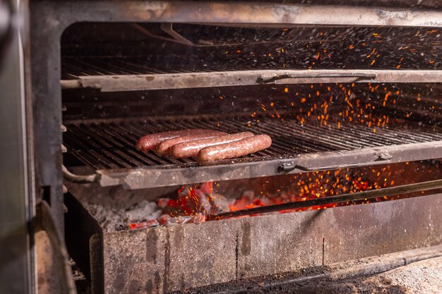 Concept de nourriture, de plats délicieux et de viande - Saucisses de cheval préparées au barbecue.